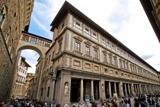 Uffizi Gallery And Vasarian Corridor